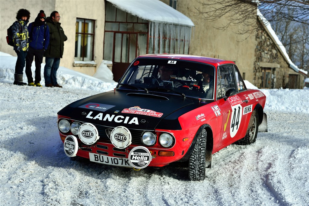 Hans Kolby og Jan Østergaard runder et skarpt hjørne i en landsby med deres Au2Parts Lancia Fulvia 1600 HF
(Foto: Michael Eisenberg)